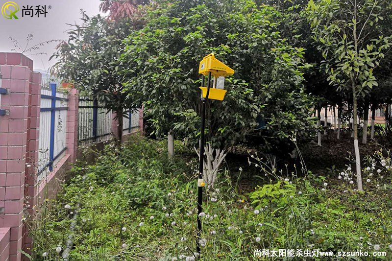 廣西南寧殺蟲(chóng)燈用于某單位園林公園效果圖片